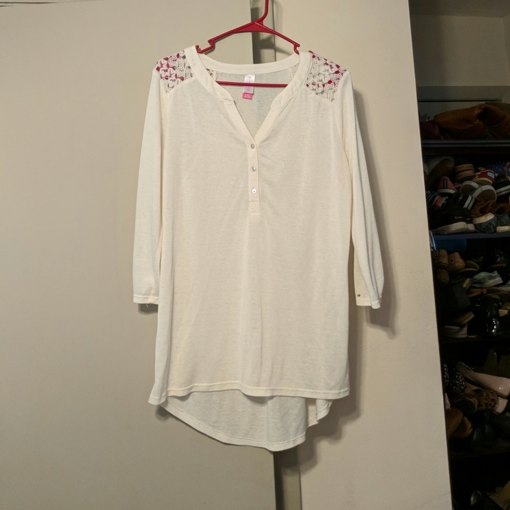 Macrame shoulder white blouse with buttons